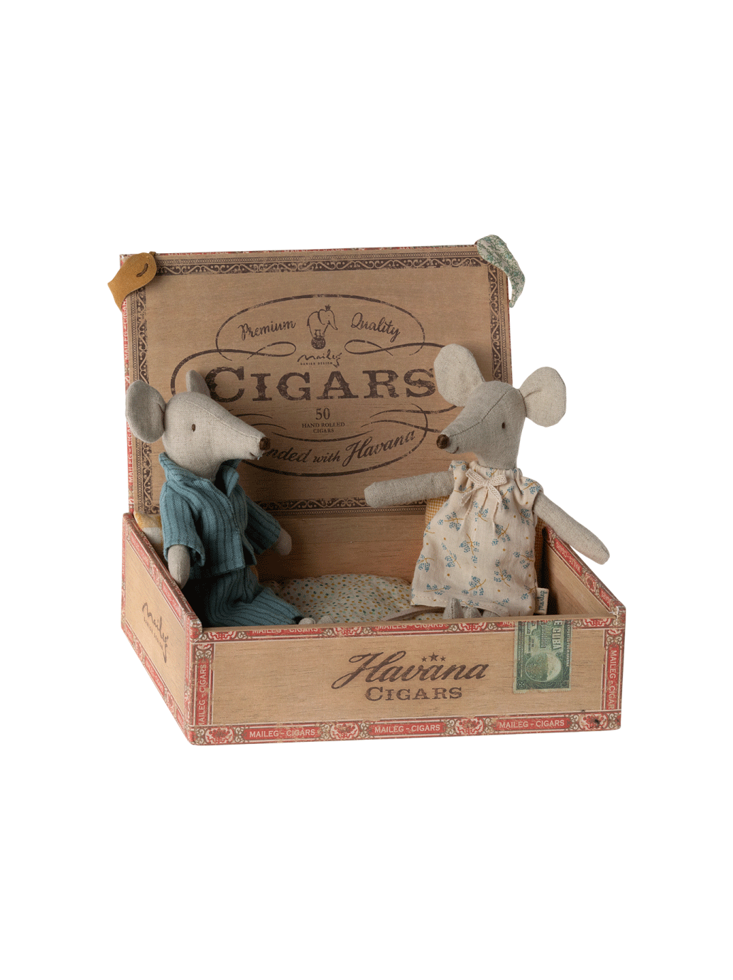 мама і тато мишка в сигарній коробці