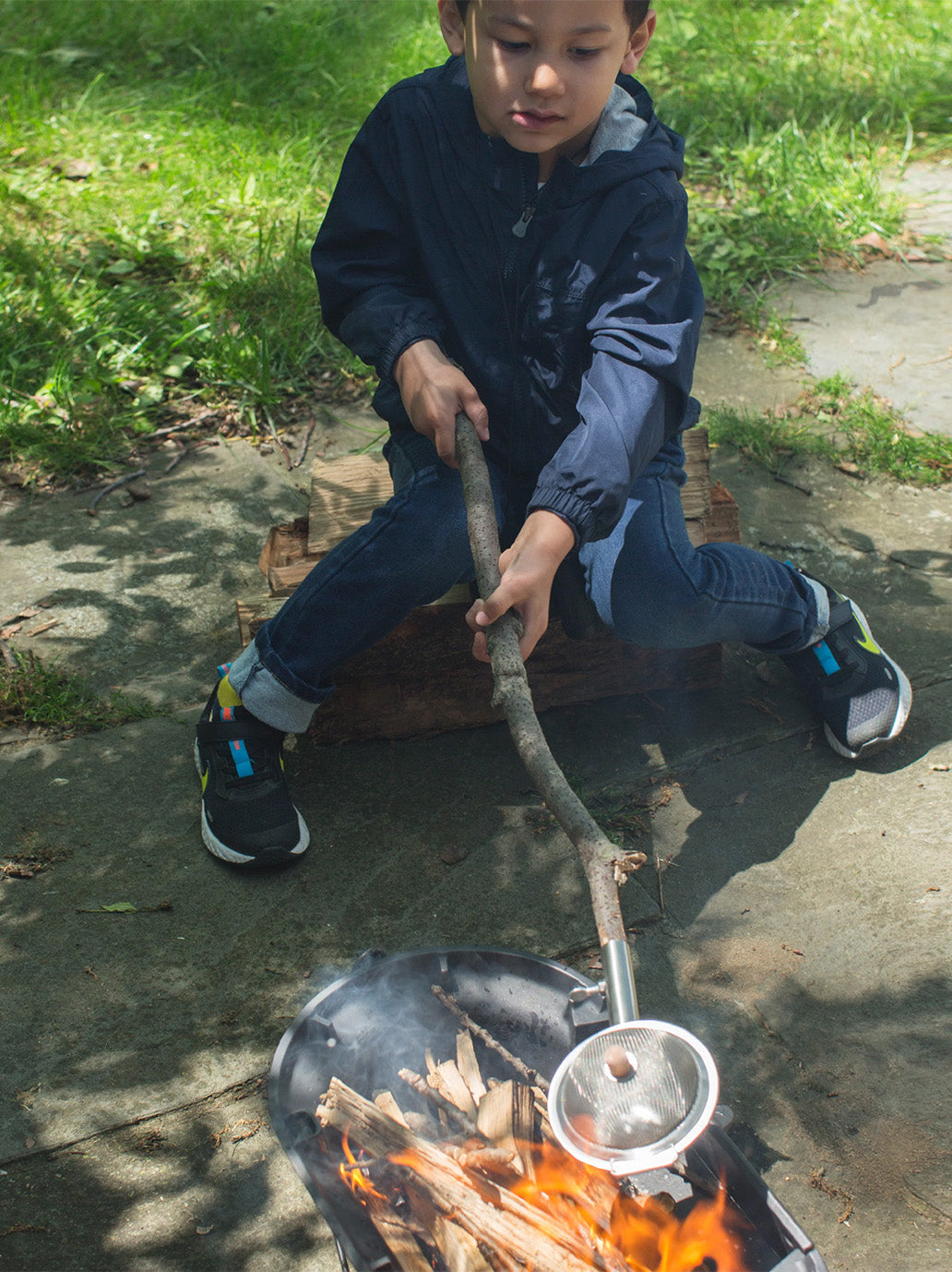 Garnek biwakowy Huckleberry Popcorn Maker Kikkerland BÉBÉ Concept 