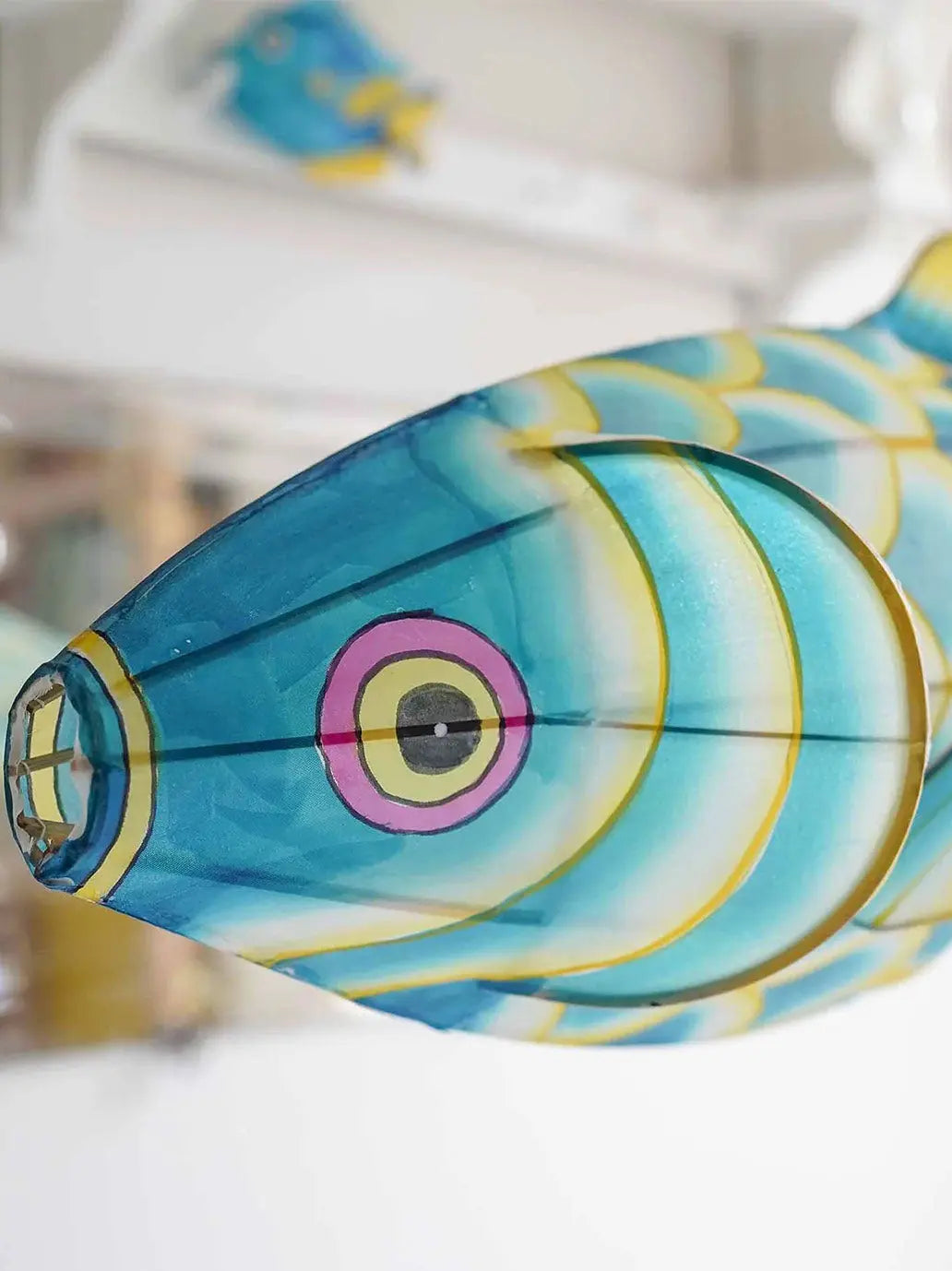 Ręcznie malowany lampion z jedwabiu Small Carp Petit Pan BÉBÉ Concept 