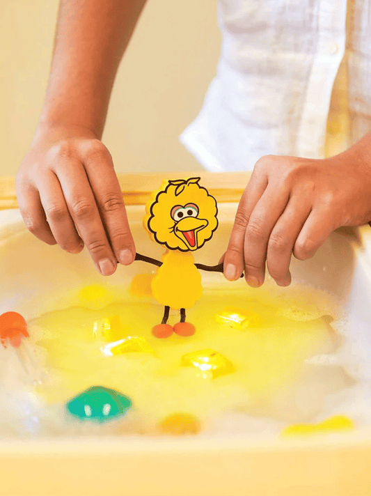 Smyslové kostky zářící ve vodě s postavičkou Sesame Street
