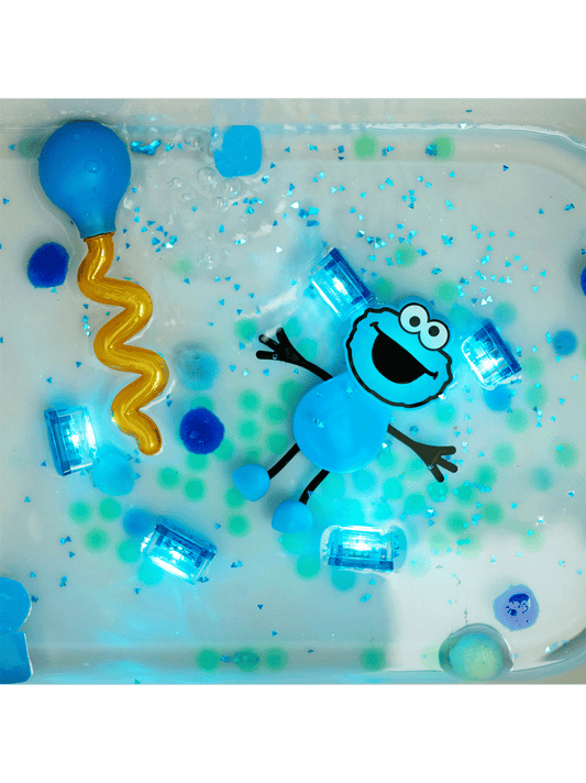 Smyslové kostky zářící ve vodě s postavičkou Sesame Street