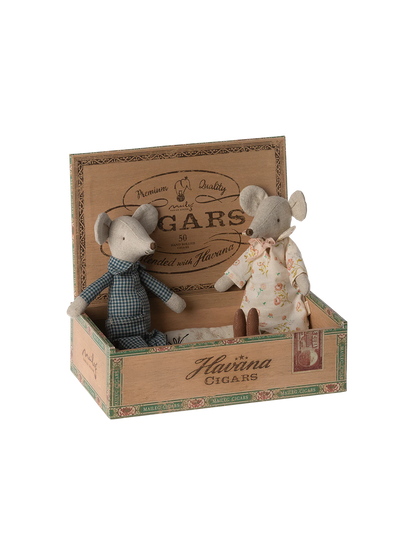 Babička a děda myš v krabičce od doutníků