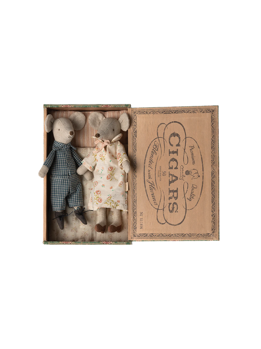 Myszka dziadek i babcia w pudełku po cygarach