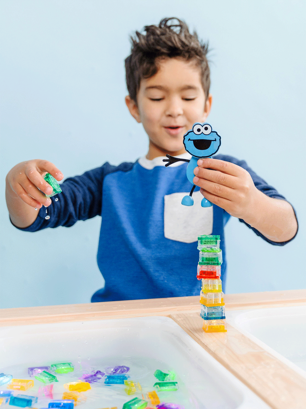 Kostki sensoryczne świecące w wodzie z ludzikiem Ulica Sezamkowa Glo Pals BÉBÉ Concept 