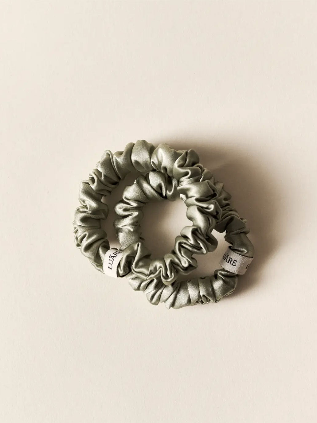 Zestaw jedwabnych gumek do włosów The Mini Scrunchie COASTAL GREEN