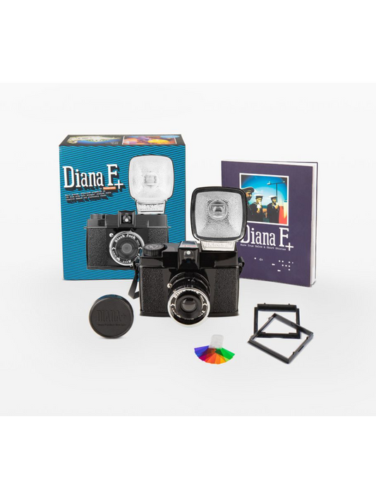 Analogový fotoaparát s fotoaparátem Diana F+ a bleskem