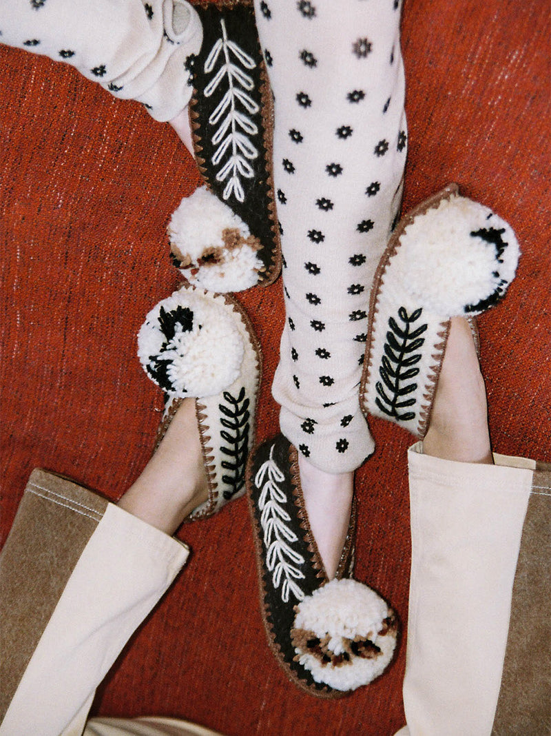 Ręcznie robione wełniane kapcie z pomponem GIVE A PON BÉBÉ Concept 