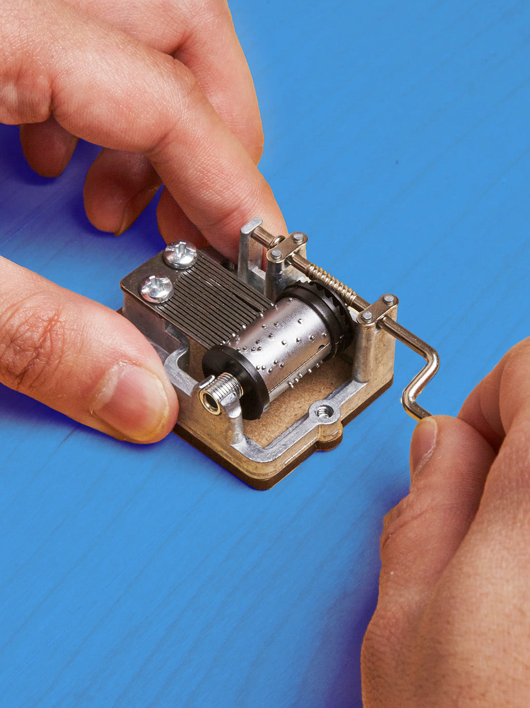 Mini pozytywka na korbkę Kikkerland BÉBÉ Concept 