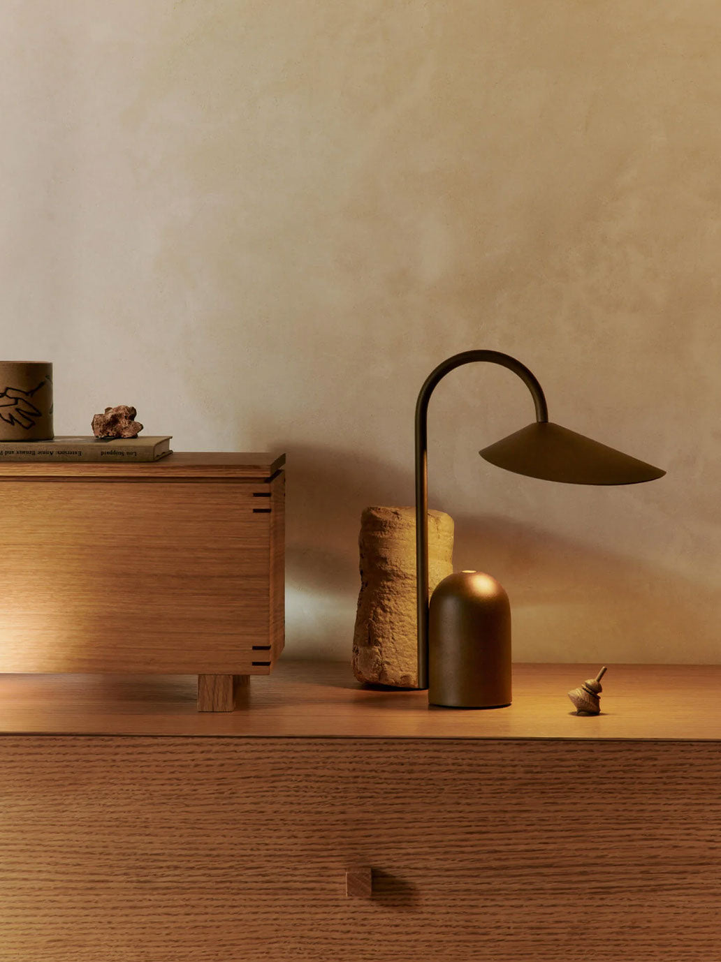 Bezprzewodowa lampka Arum Portable Lamp Ferm Living BÉBÉ Concept 