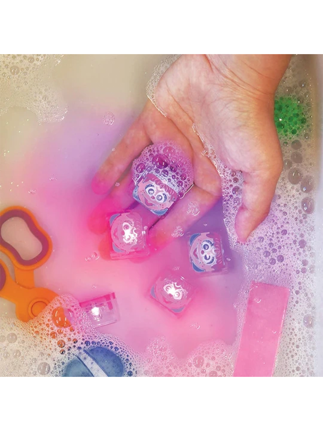 Kostki sensoryczne świecące w wodzie Ulica Sezamkowa Glo Pals BÉBÉ Concept 