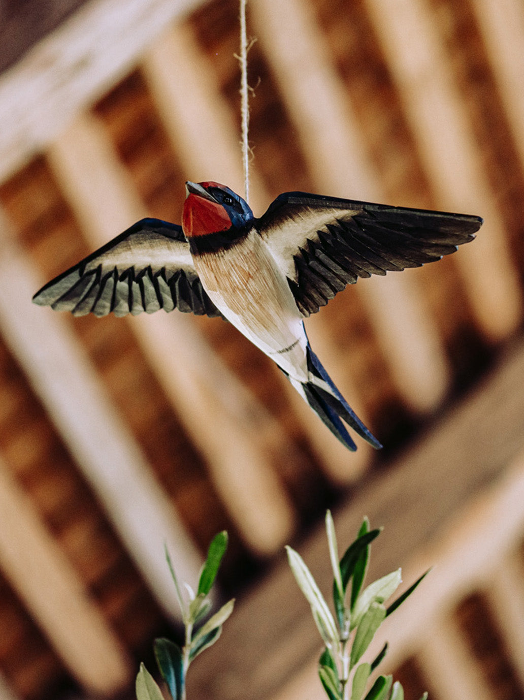 Drewniana dekoracyjna zawieszka Jaskółka Wildlife Garden BÉBÉ Concept 