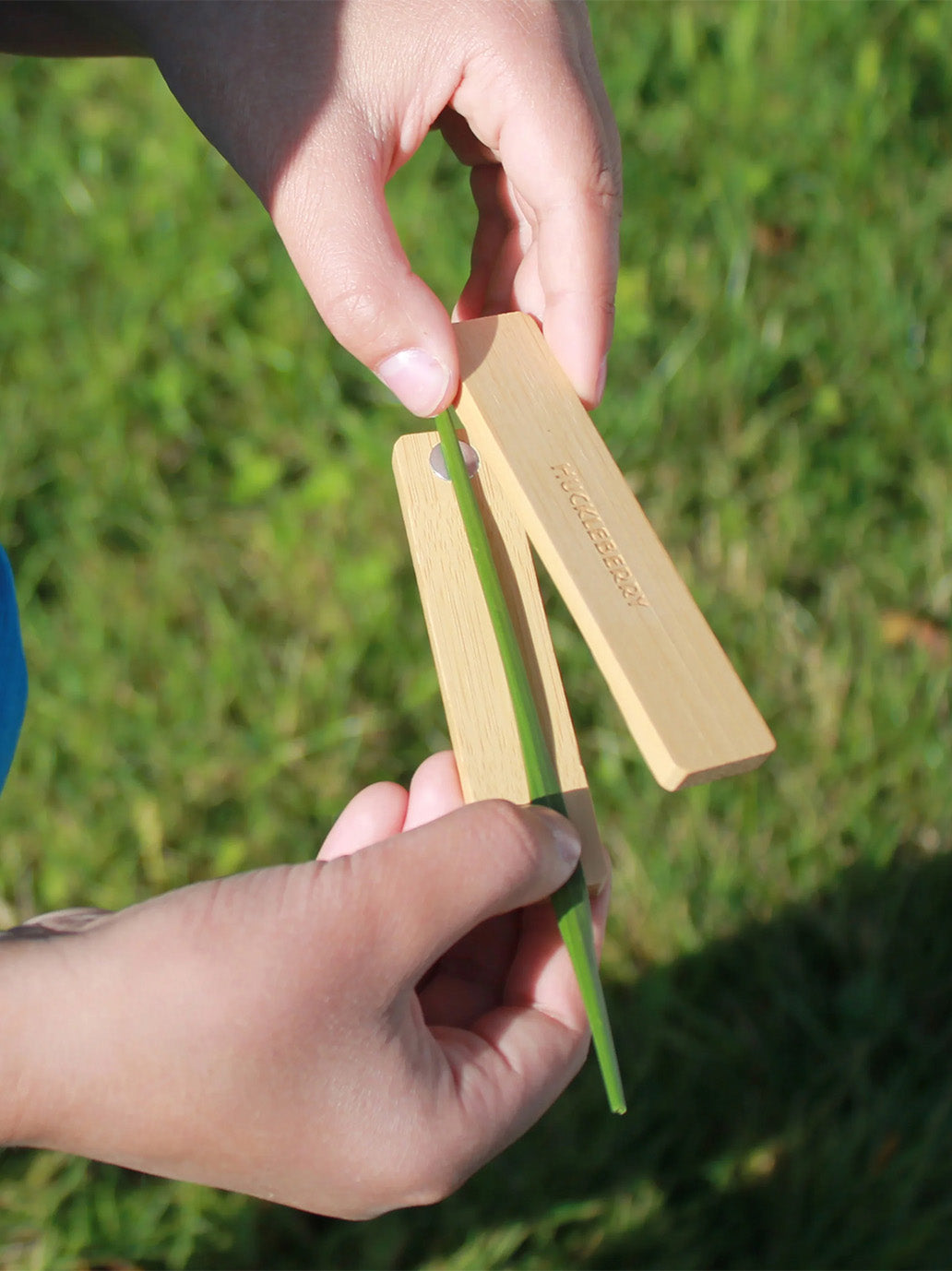 Gwizdek Huckleberry Grass Whistle Kikkerland BEBE Concept 