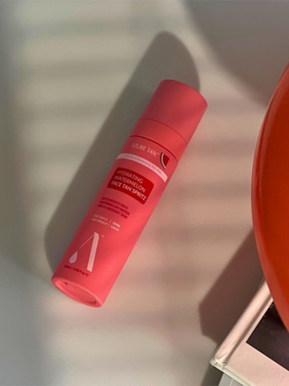 Stopniowo opalająca mgiełka do twarzy z wodą arbuzową Azure Tan BÉBÉ Concept 