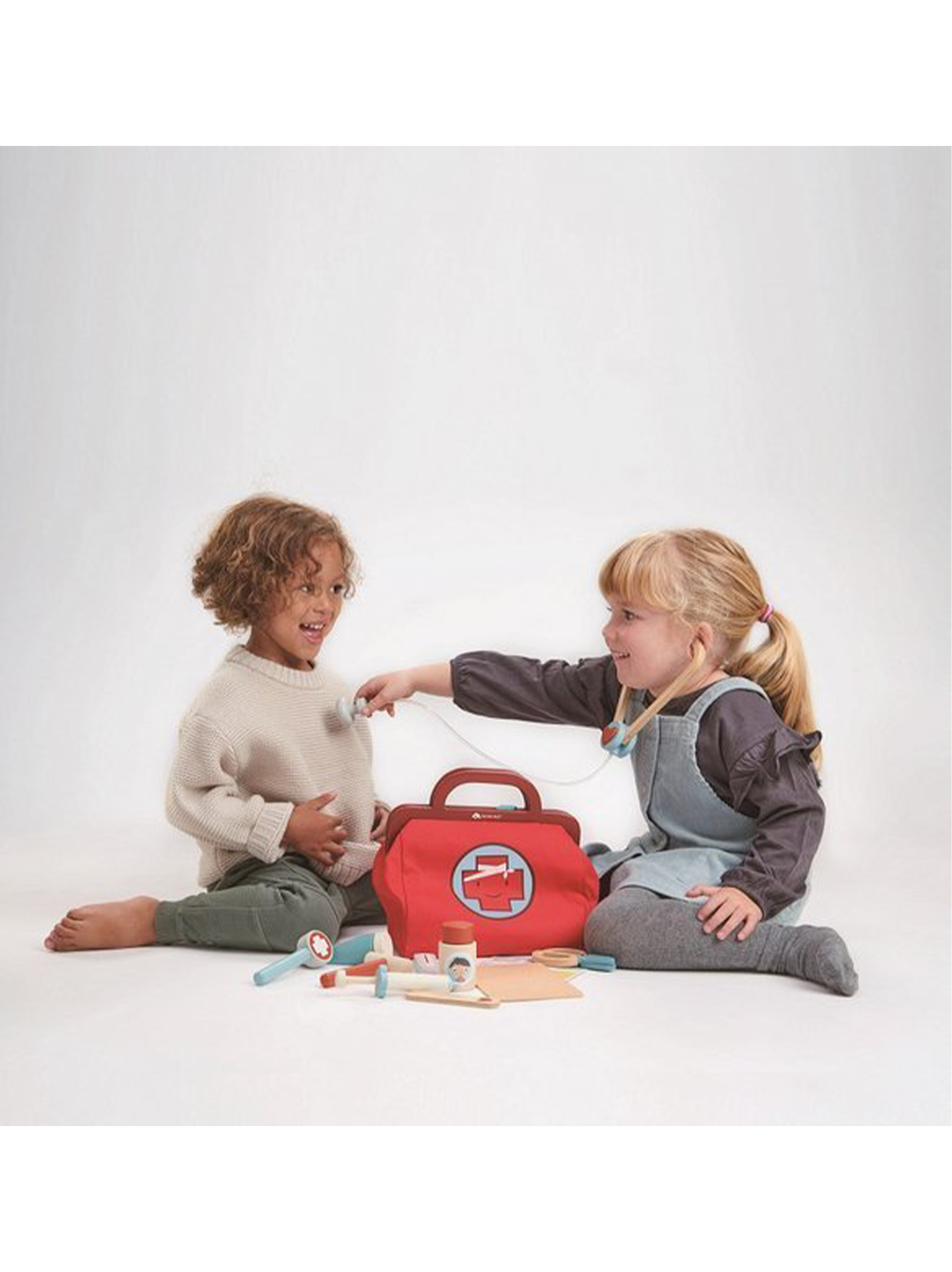 Zabawkowy zestaw lekarski z kuferkiem Tender Leaf Toys BÉBÉ Concept