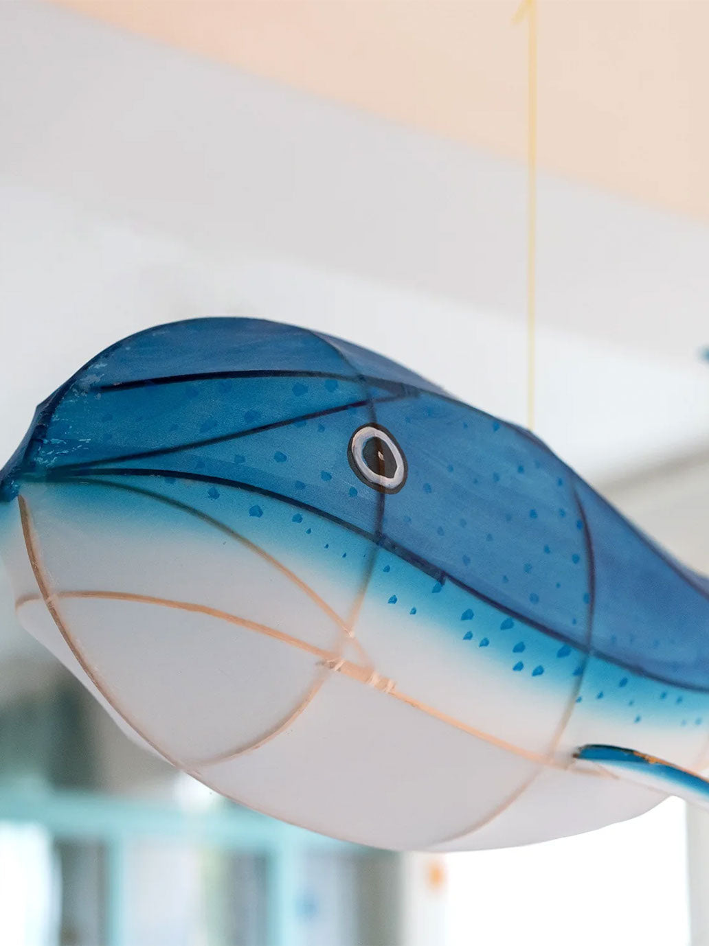 Ręcznie malowany lampion z jedwabiu Wieloryb Petit Pan BÉBÉ Concept 