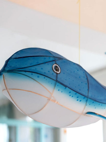 Ręcznie malowany lampion z jedwabiu Wieloryb Petit Pan BÉBÉ Concept 