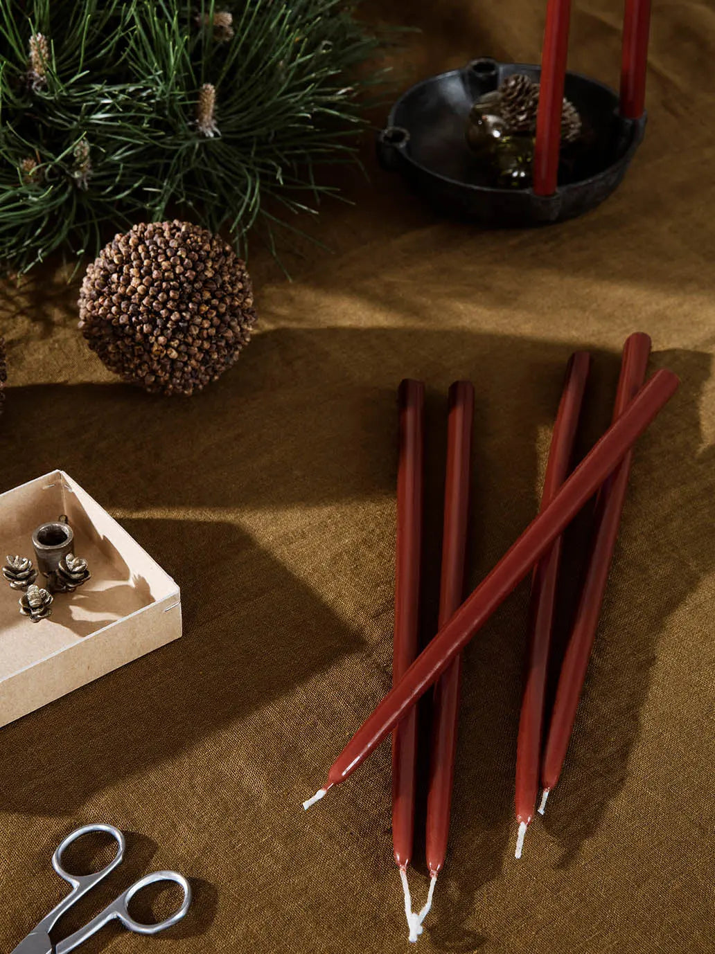 Smukłe świece stołowe Spike Slim Candles Ferm Living BÉBÉ Concept 