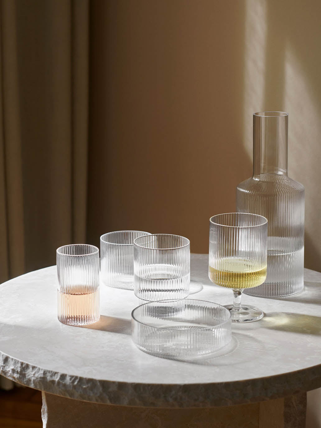 Szklana karafka Ripple Carafe Ferm Living BÉBÉ Concept