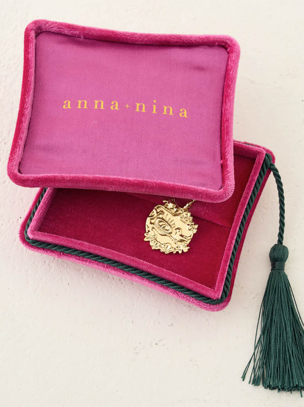 Pozłacana zawieszka Memorable Charm Luck LUCK