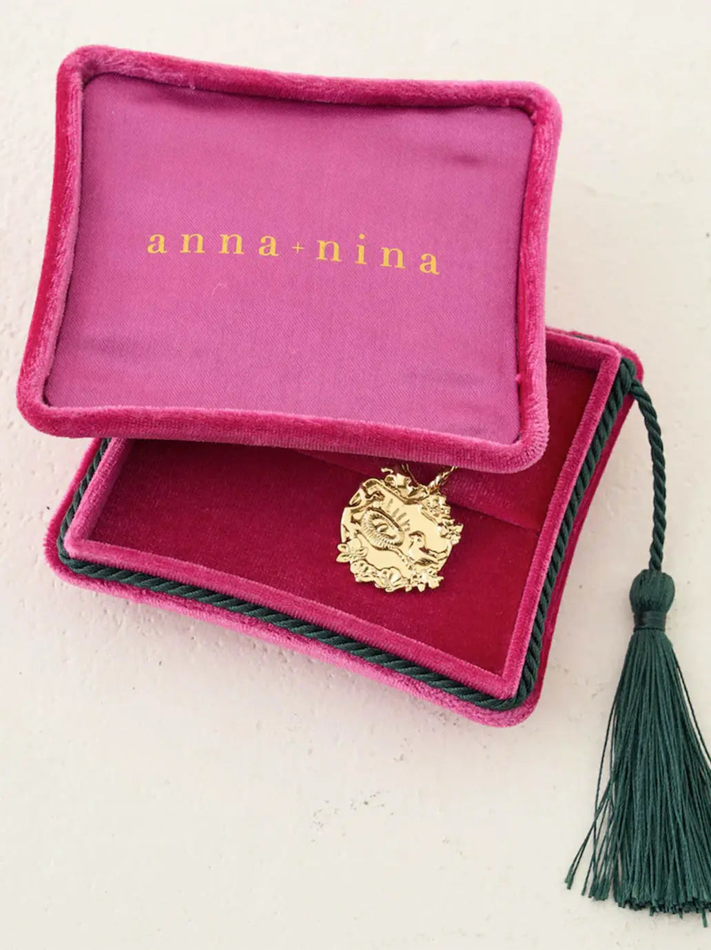 Pozłacana zawieszka Memorable Charm Luck Anna + Nina BÉBÉ Concept 