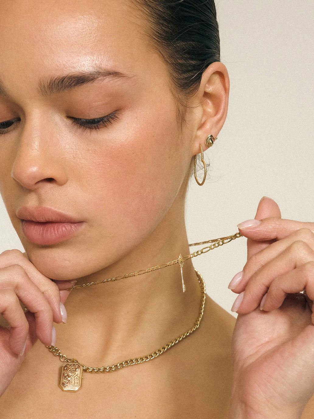 Złota zawieszka Key To Versaille Charm Anna + Nina BÉBÉ Concept 