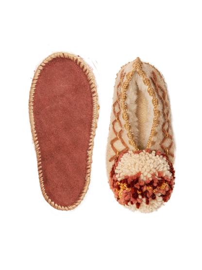 Ręcznie robione wełniane kapcie z pomponem GIVE A PON BÉBÉ Concept 