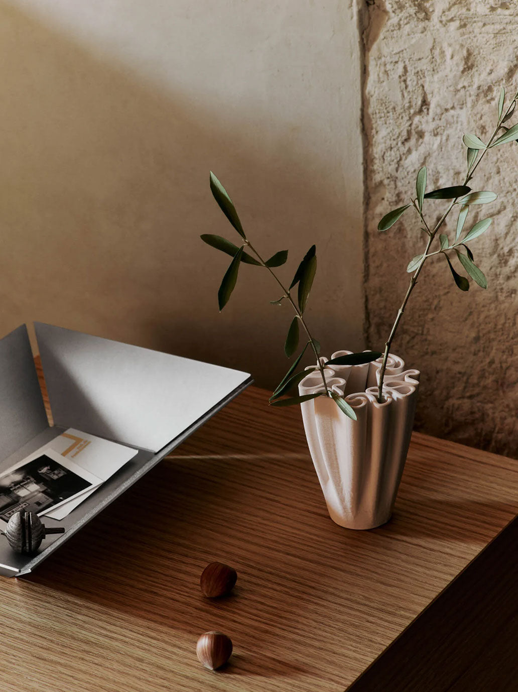 Ceramiczny wazon Dadali Vase Ferm Living BÉBÉ Concept 