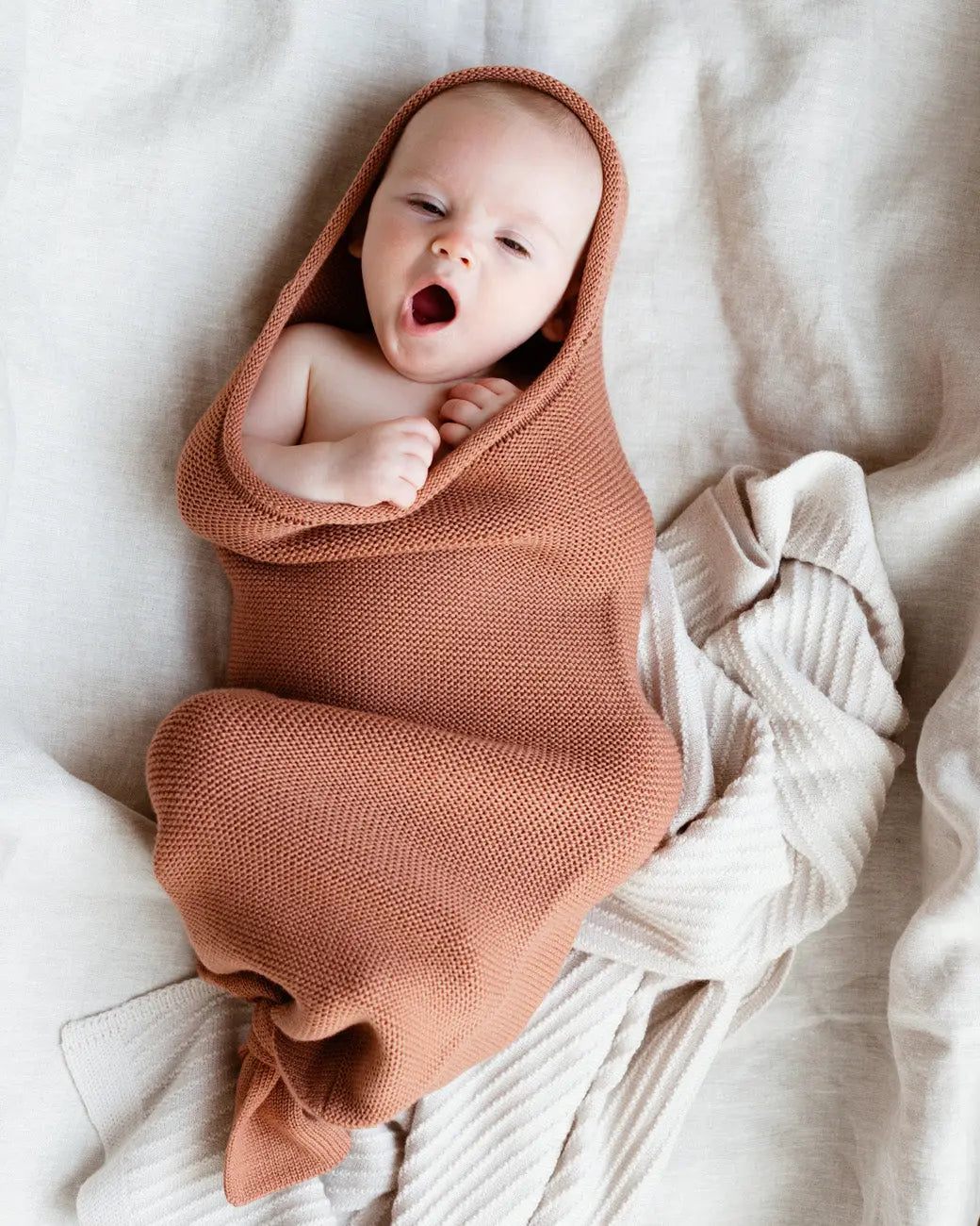 Kokon niemowlęcy z wełny merino Hvid BÉBÉ Concept