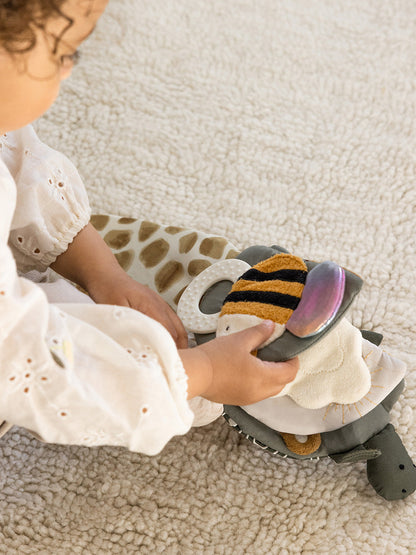 Sensoryczna książeczka Turbo Turtle Sebra BÉBÉ Concept 