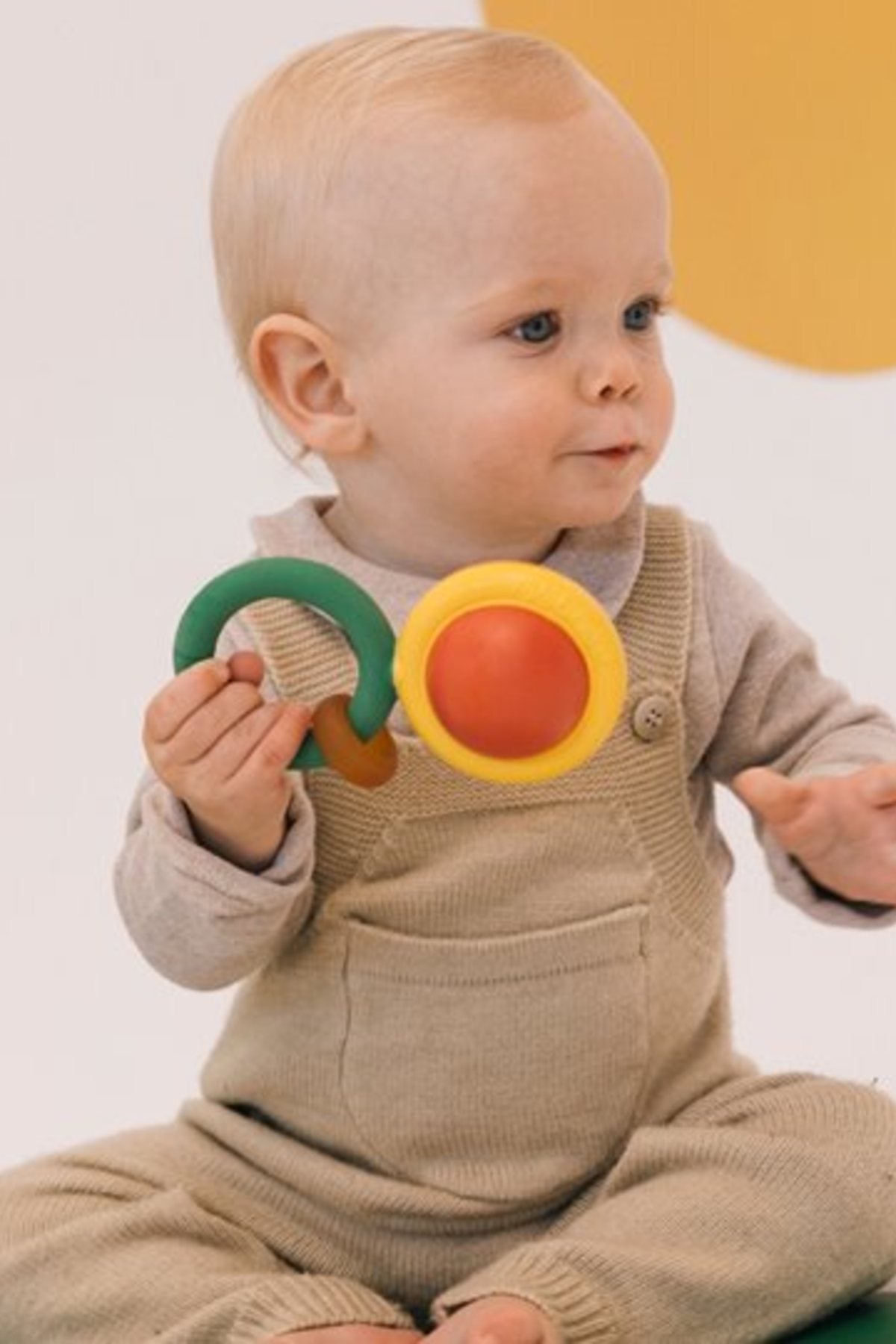 Grzechotka sensoryczna z kauczuku Evolutive Capsule