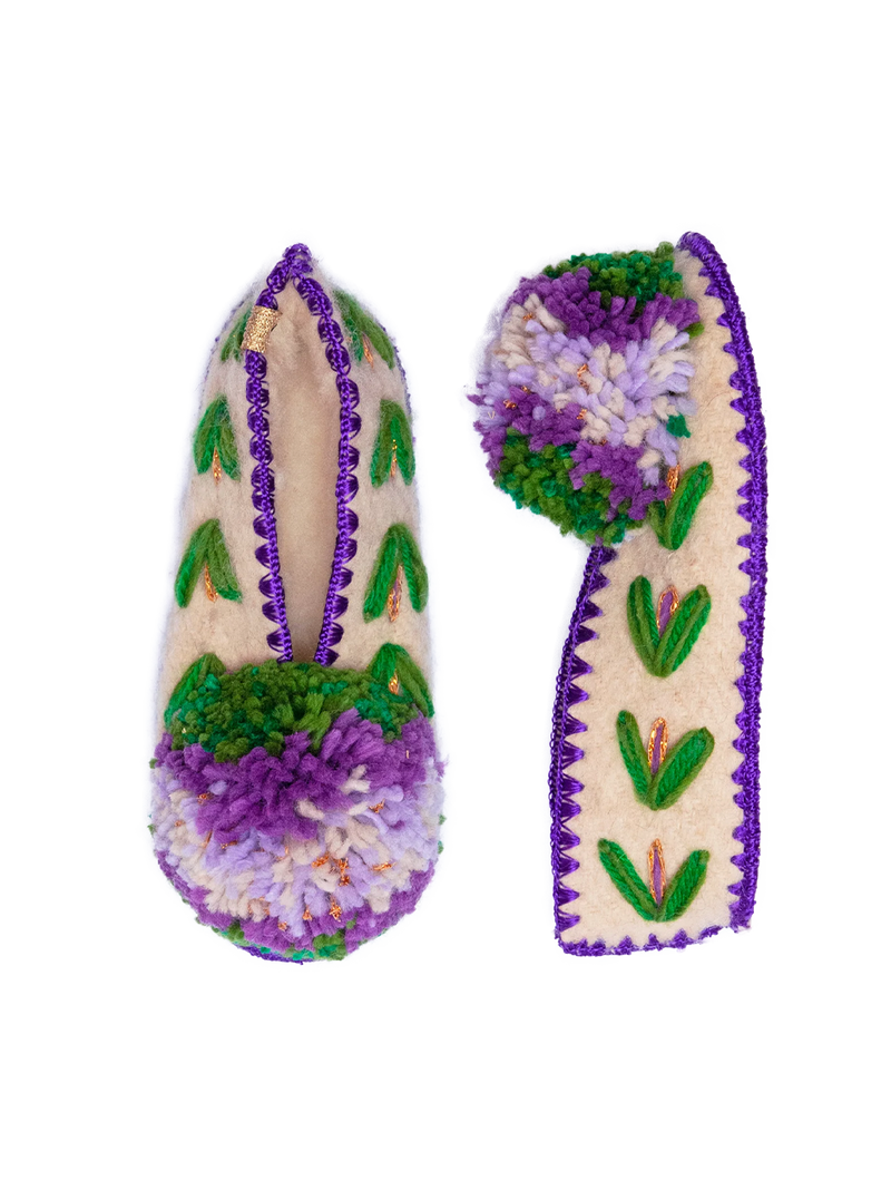 Ręcznie robione wełniane kapcie z pomponem GIVE A PON BÉBÉ Concept 