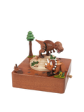 dřevěná hrací skříňka s pohyblivými částmi