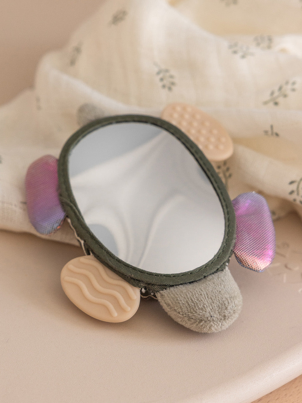 Sensoryczna zabawka z lusterkiem Turbo Turtle Sebra BÉBÉ Concept 