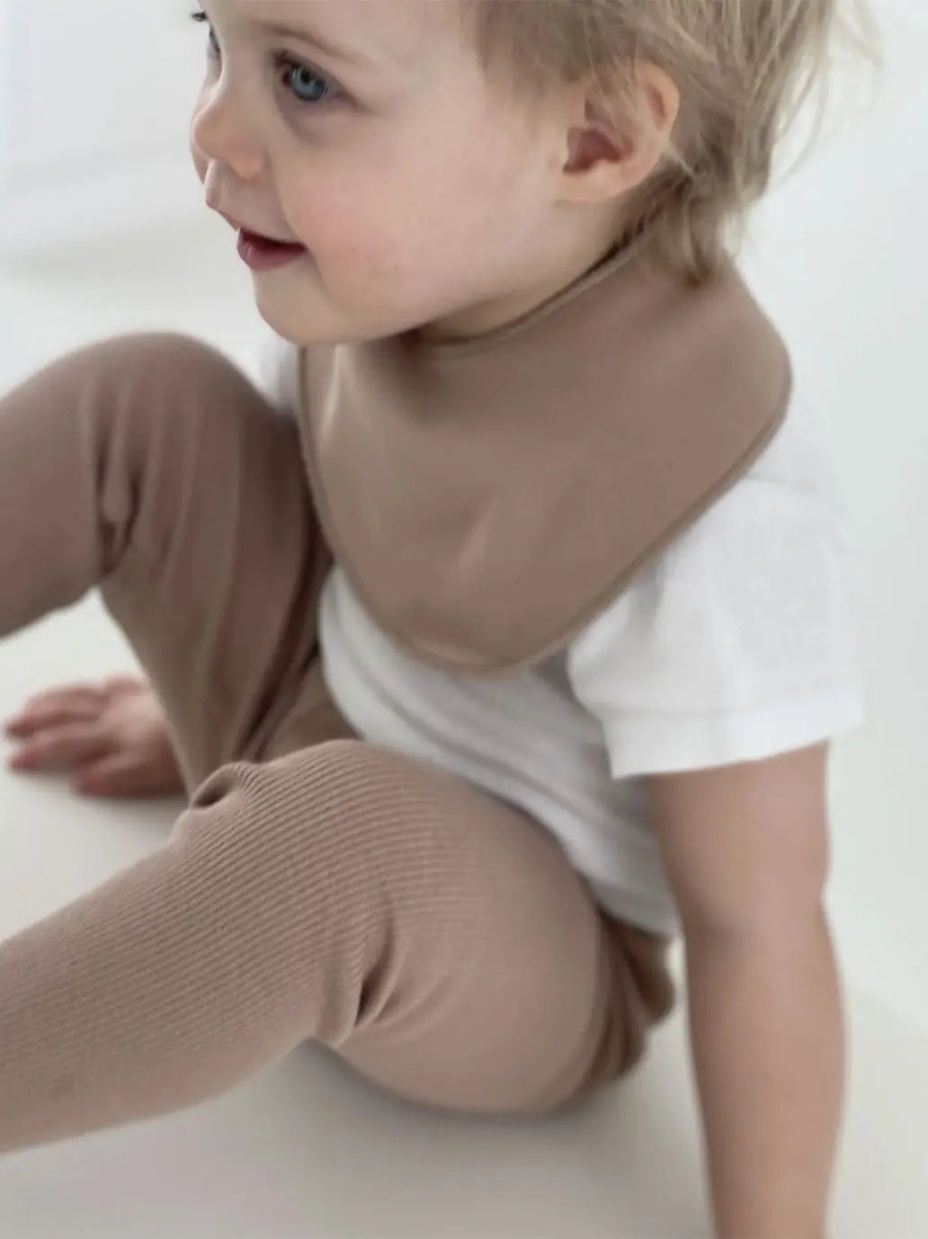 Miękki śliniak niemowlęcy Baby Bib A Basic Brand BEBE Concept 