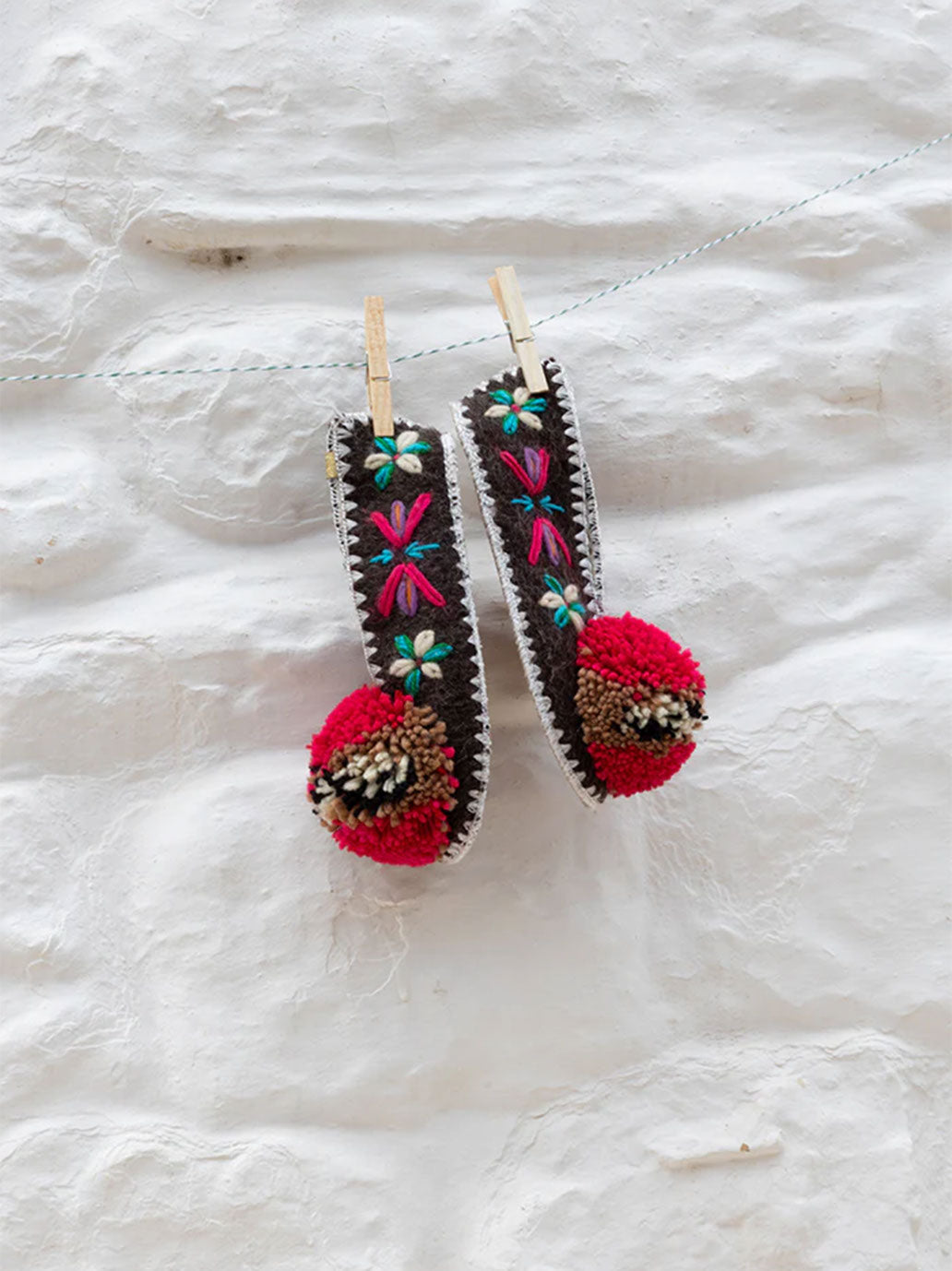 Ręcznie robione wełniane kapcie z pomponem GIVE A PON BÉBÉ Concept 