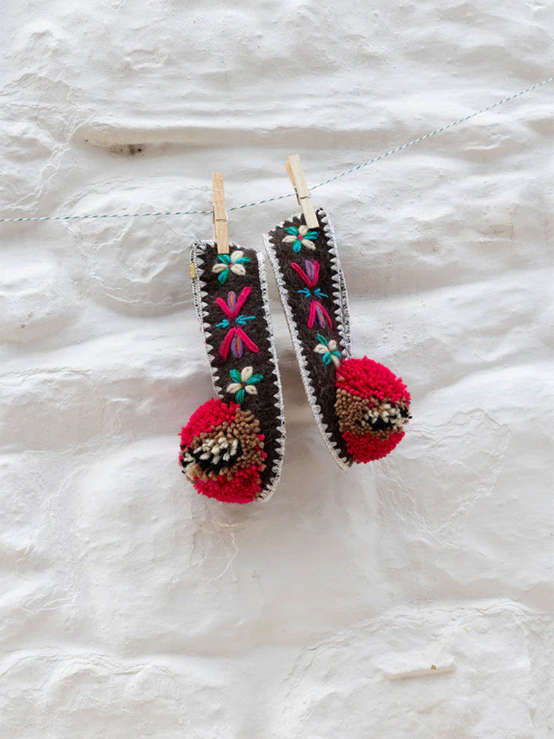 Ręcznie robione wełniane kapcie z pomponem GIVE A PON BÉBÉ Concept 