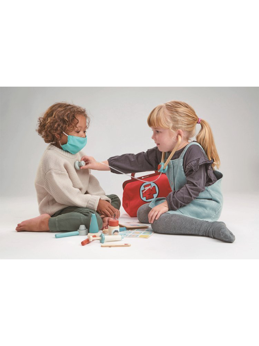 Zabawkowy zestaw lekarski z kuferkiem Tender Leaf Toys BÉBÉ Concept