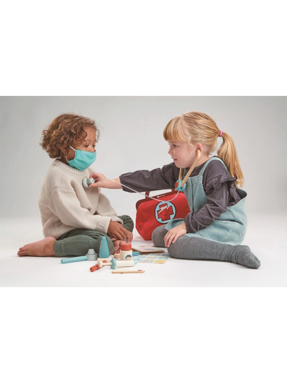 Zabawkowy zestaw lekarski z kuferkiem Tender Leaf Toys BÉBÉ Concept