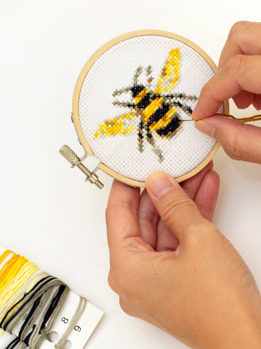 Mini zestaw do wyszywania Embroidery Set Kikkerland BÉBÉ Concept 