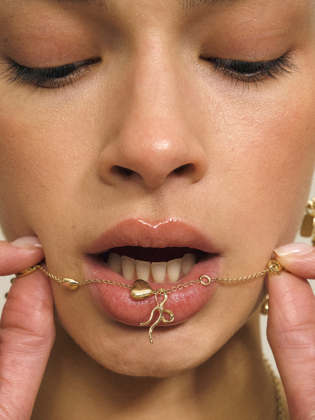 Złota zawieszka Queen&#39;s Bow Charm Anna + Nina BÉBÉ Concept 