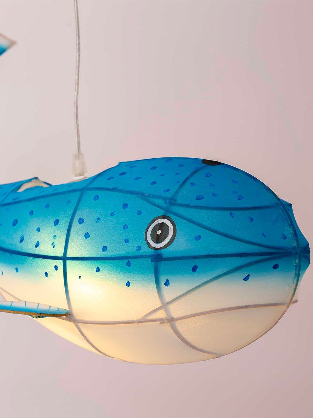 Ręcznie malowany lampion z jedwabiu Wieloryb Petit Pan BÉBÉ Concept 