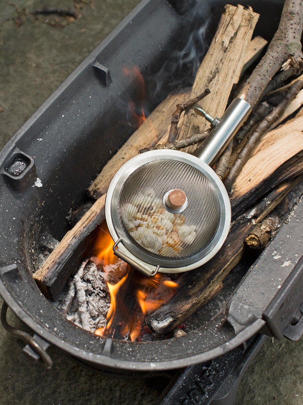 Garnek biwakowy Huckleberry Popcorn Maker Kikkerland BÉBÉ Concept 