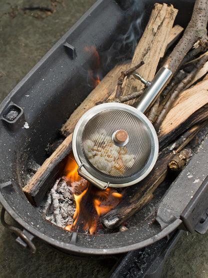 Garnek biwakowy Huckleberry Popcorn Maker Kikkerland BÉBÉ Concept 