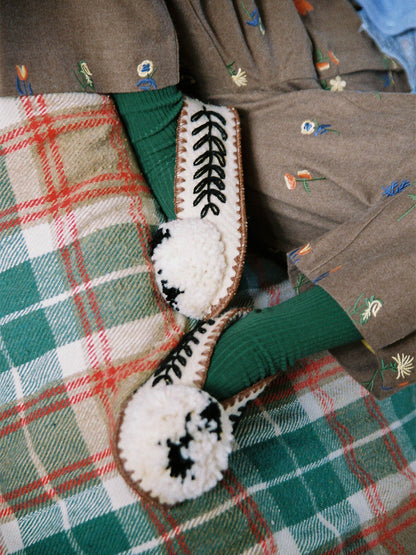 Ręcznie robione wełniane kapcie z pomponem GIVE A PON BÉBÉ Concept 