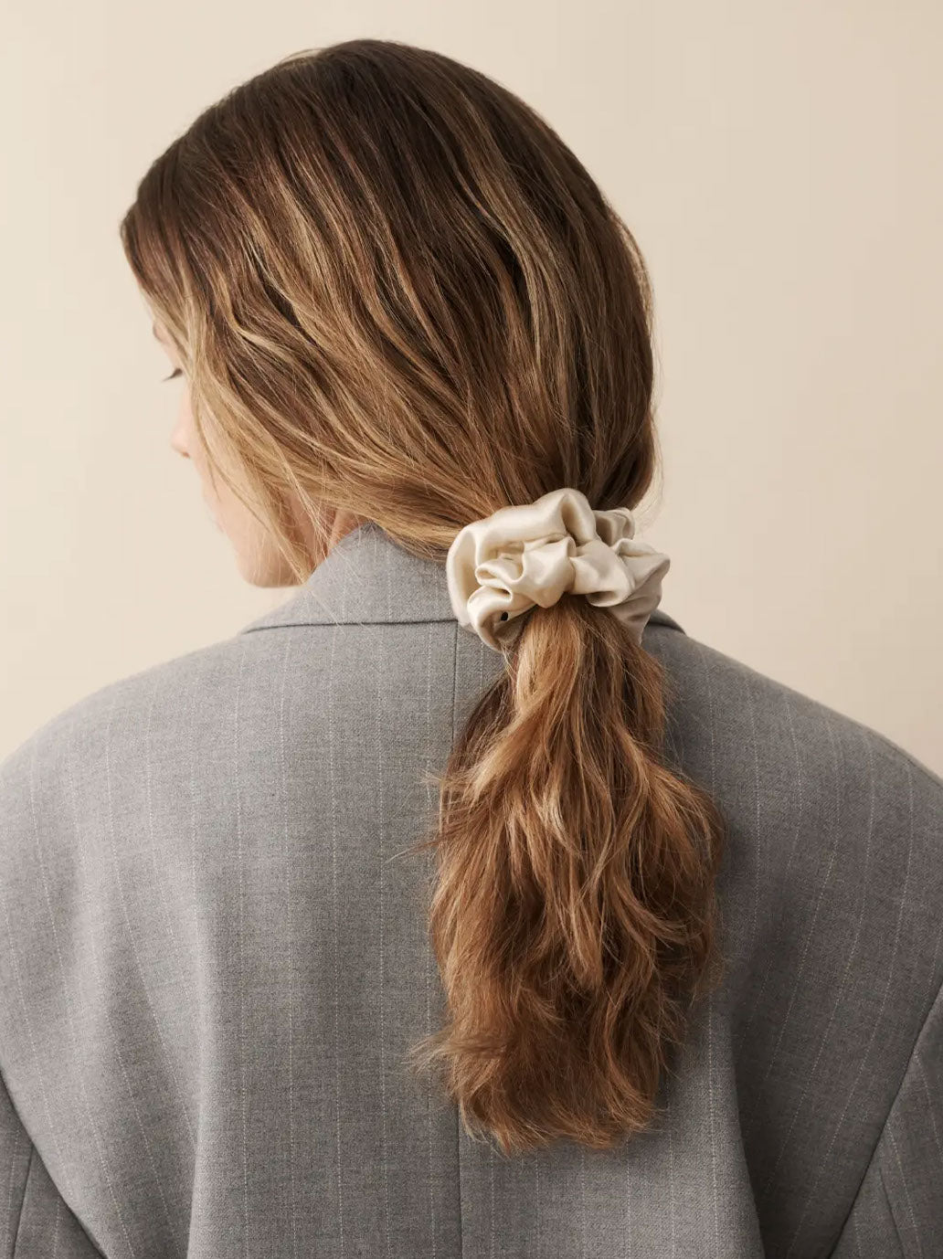 Jedwabna gumka do włosów The Midi Scrunchie BEIGE