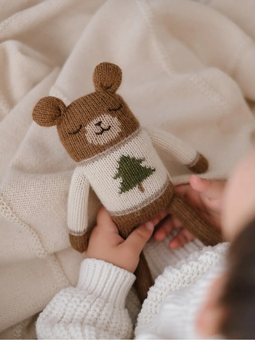 Miękka przytulanka z alpaki Main Sauvage BÉBÉ Concept 