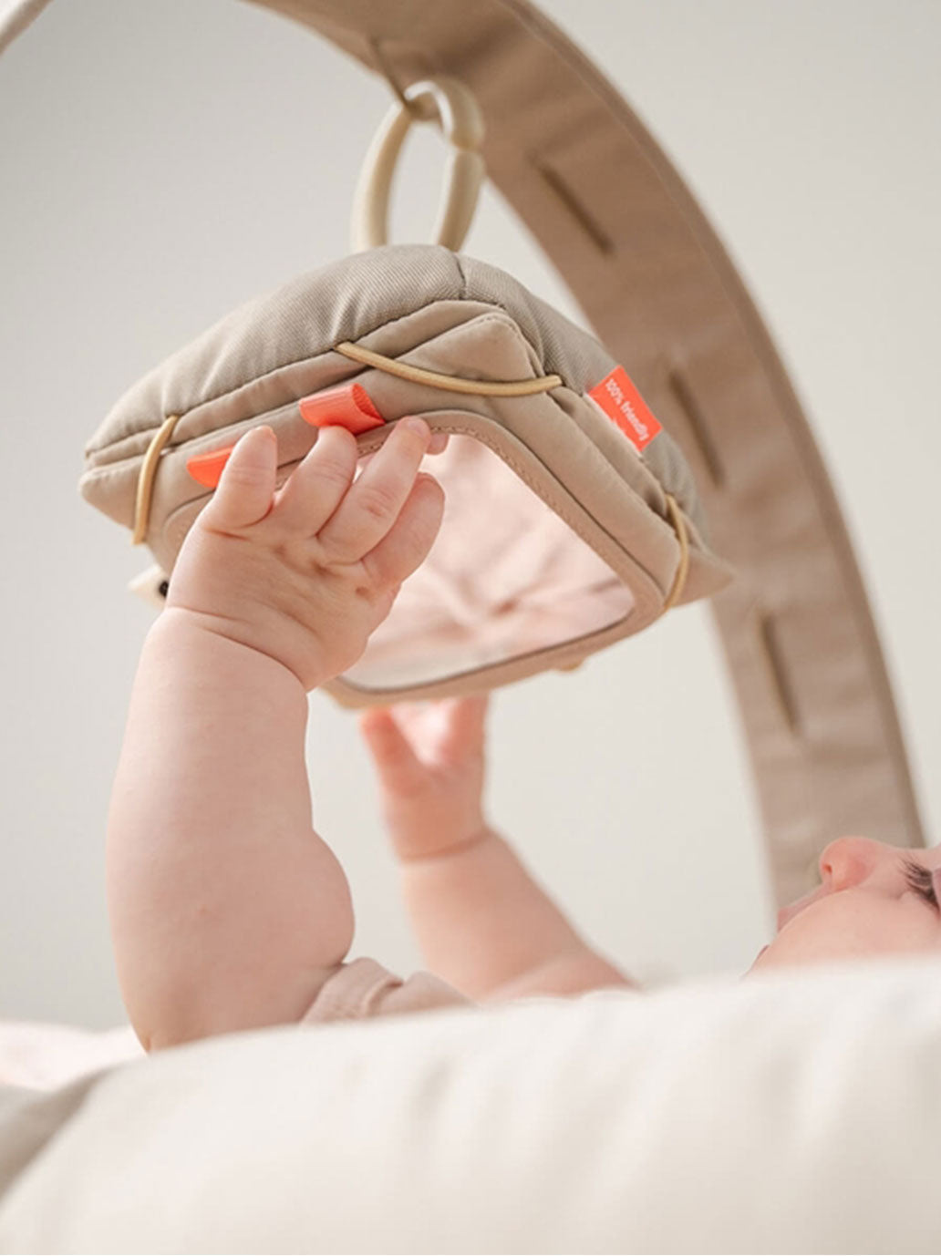 Zawieszka na karty kontrastowe Deer Friends Done by Deer BÉBÉ Concept 