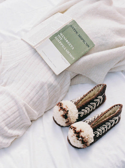 Ręcznie robione wełniane kapcie z pomponem GIVE A PON BÉBÉ Concept 