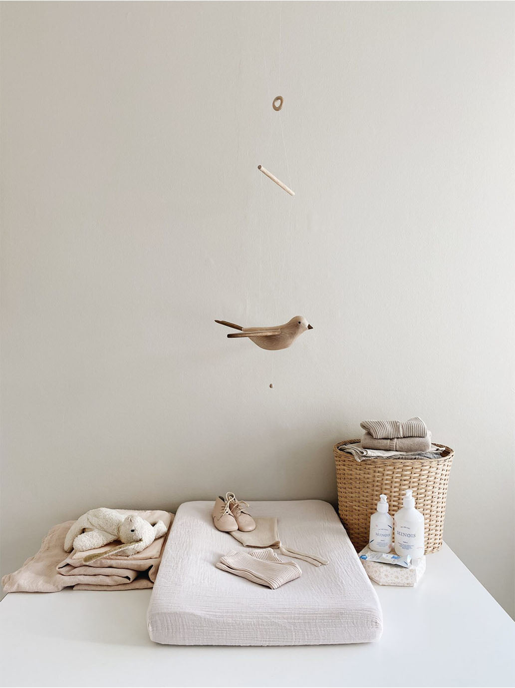 Ruchomy mobil drewniany ptak Koko Bird Kas Kopenhagen BÉBÉ Concept