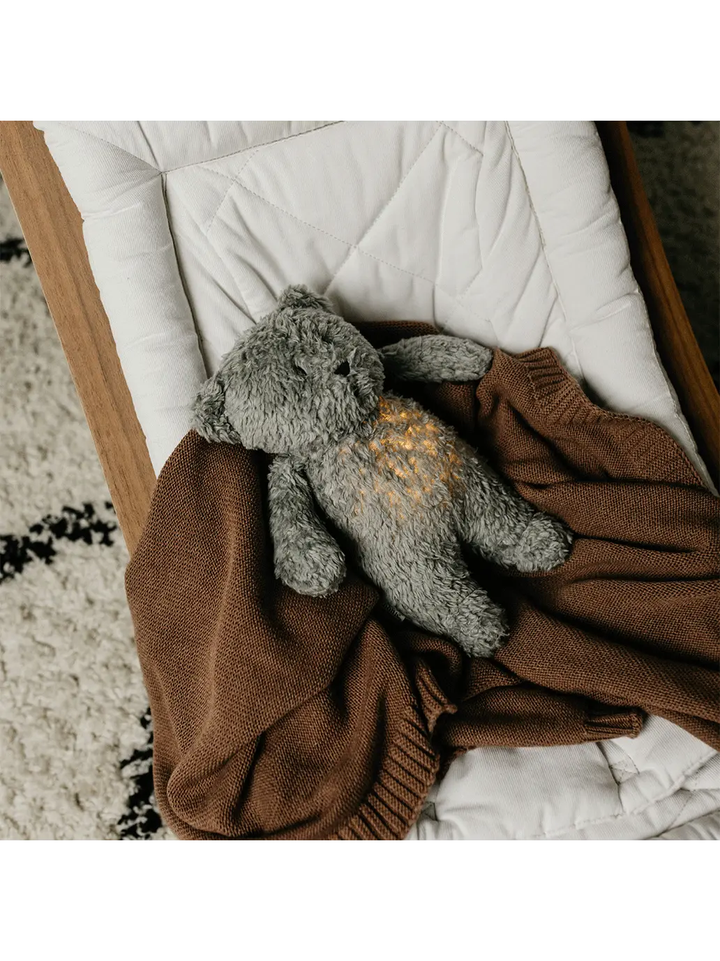 szumiący miś organic z lampką nocną Moonie BÉBÉ Concept